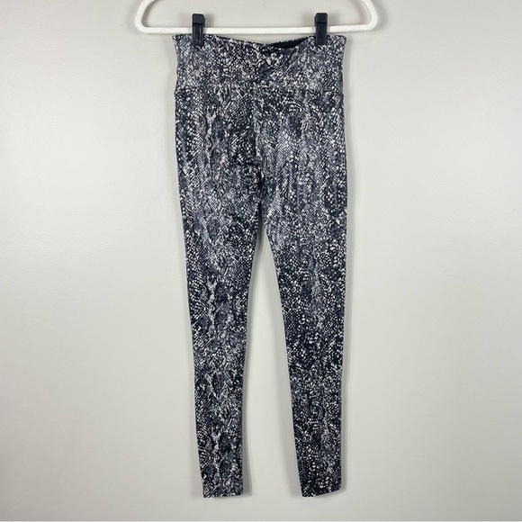 Spanx Leggings Womens Medium Faux Leather Snake Shine Grey Pants Athletic - Picture 3 of 8